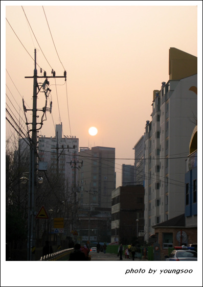 구름이 워낙 많이 껴서 해의 모습을 볼 수 없겠다 싶은 아침 출근길. 전혀 기대하지 않았던 햇님을 또렷이 보고 있으니 참 기분 좋더군요. 